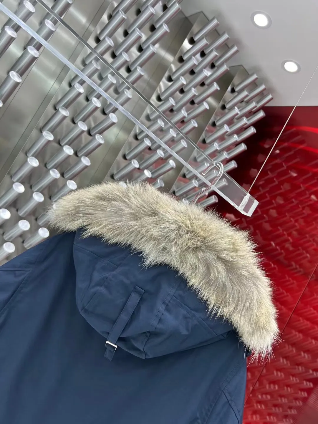 P900 top version) 𝘾𝘼𝙉𝘼𝘿𝘼 𝙂𝙊𝙊𝙎𝙀Big Goose 13# Size: S-XXL Color: White Gray Navy Black The design of Big Goose 13 is simple and elegant, a little longer than the 2008 model, more suitable for men and suitable for business people. This down jacket is popular for its simple design, which is not only practical but also has a certain sense of fashion. In terms of applicability, the Daye 13 model provides good thermal insulation performance. Its thermal insulation coefficient is level 5, which can provide enough warmth and is suitable for wearing in cold environments. In addition, the Daye 13 model also has a high cost performance. Compared with other models, it provides a better balance between price and performance, making it more competitive in the market.